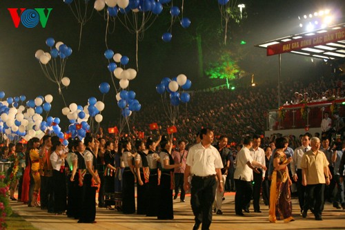 Vietnamese people look towards the fatherland’s sacred sea and islands  - ảnh 1